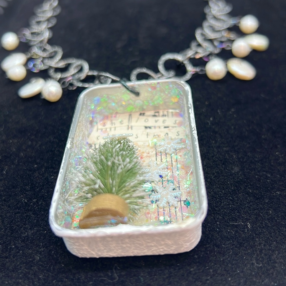⭐️Adorned Crown Jewelry assemblage she loves Christmas shadow box necklace - Picture 7 of 11